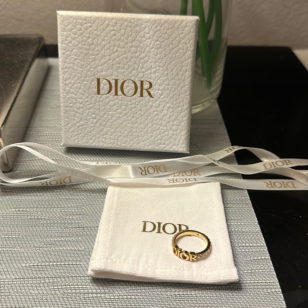 DIO(R)EVOLUTION RING
Gold-Finish Metal and White Crystals SIZE (M) 52